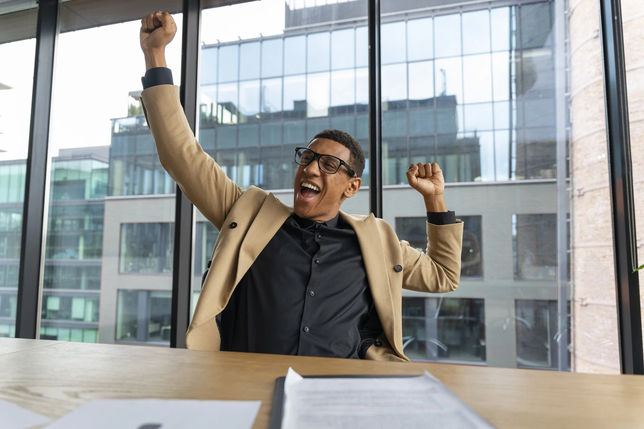 Pessoas trabalhando felizes e produtivas em um ambiente de trabalho organizado e acolhedor.