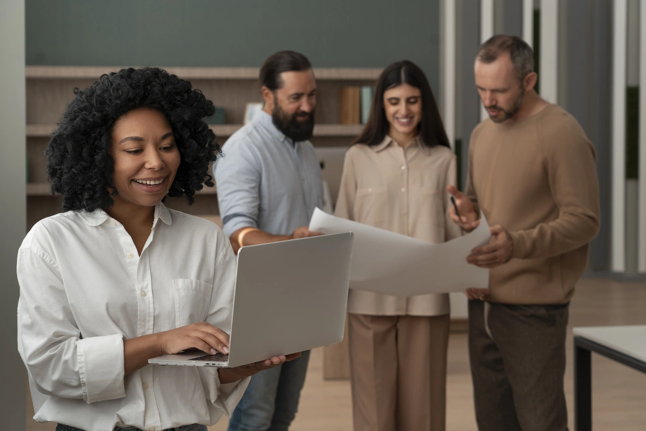 Equipe híbrida colaborando para aumentar a produtividade.