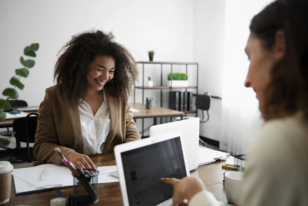 profissionais discutindo estratégias de recrutamento e retenção de talentos