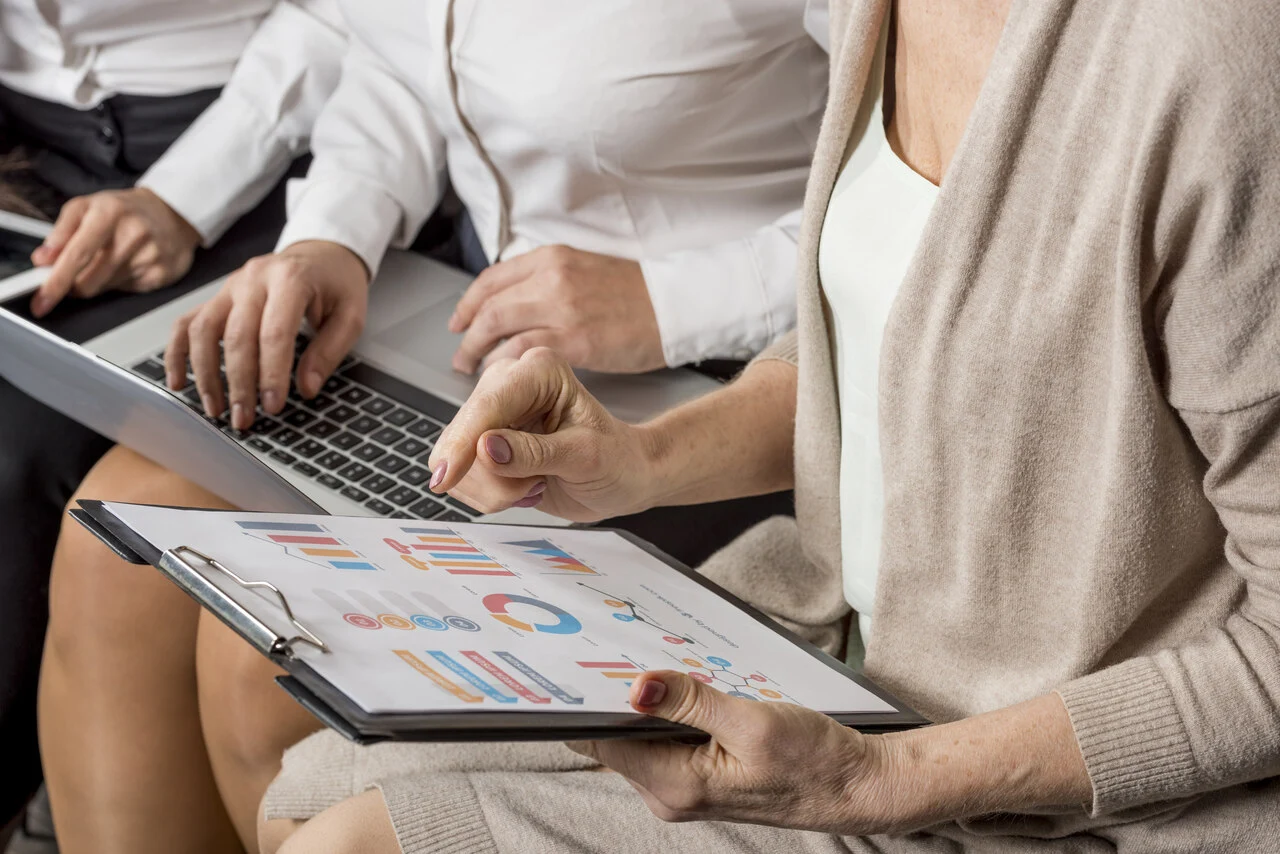 Equipe analisando pesquisa de clima organizacional para melhorar o ambiente de trabalho.