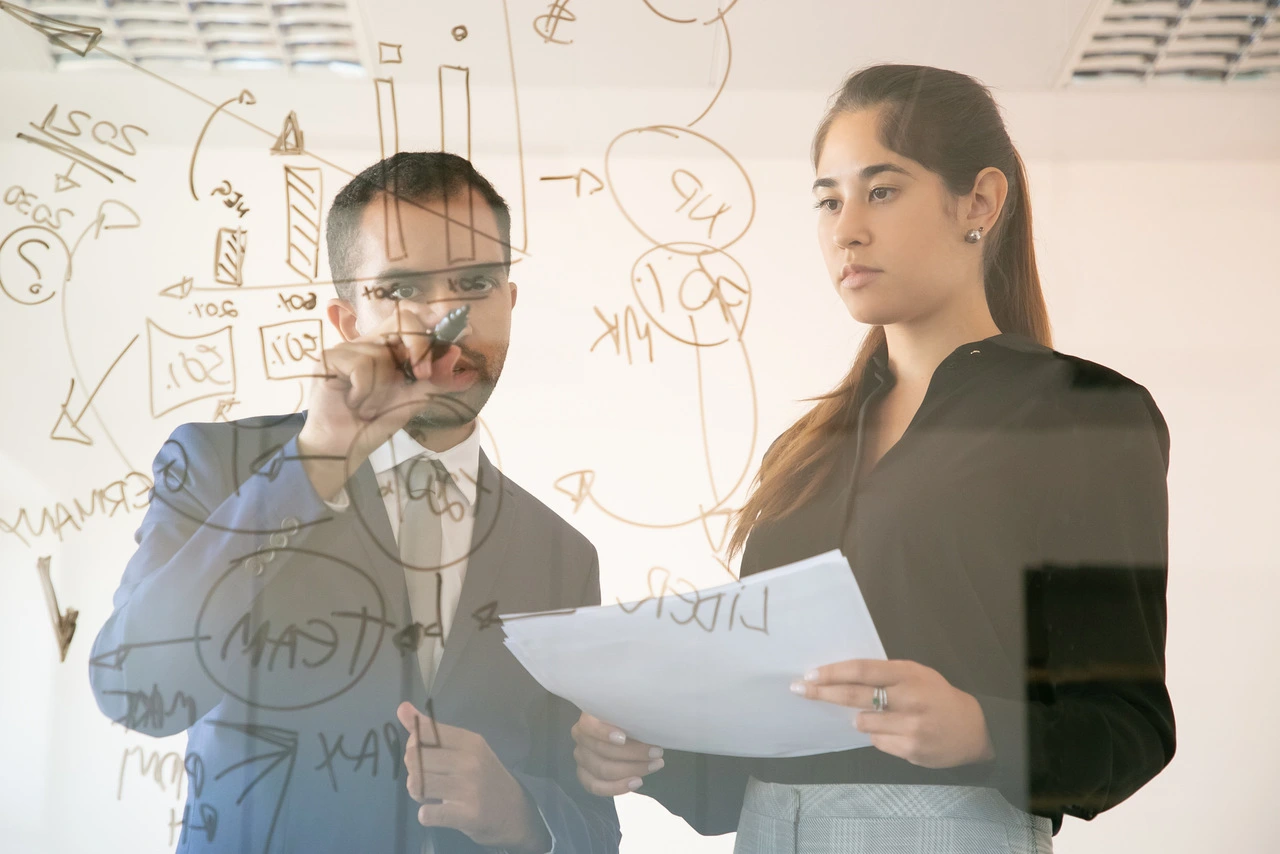 Equipe de RH discutindo estratégias de gestão de pessoas em ambiente corporativo, representando a importância do RH estratégico no fortalecimento da cultura e no desenvolvimento de colaboradores.