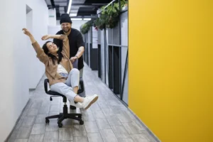 Pessoa trabalhando com o filho ao lado, simbolizando a integração entre vida pessoal e profissional com equilíbrio e propósito